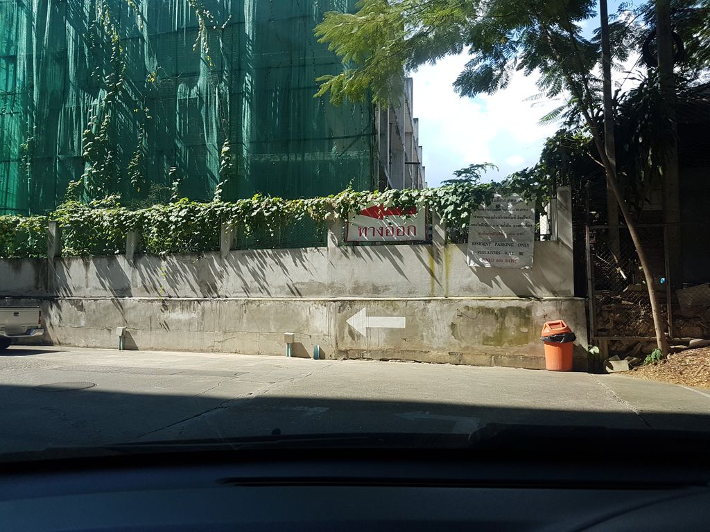 ภาพถนนตรงที่ Yoga Ananda Chiangmai ตั้งอยู่ ถ่ายโดย ekkarin พ.ศ. 2561 (2018) · A street-level view of where Yoga Ananda Chiangmai stands, by ekkarin in 2561 (2018)
