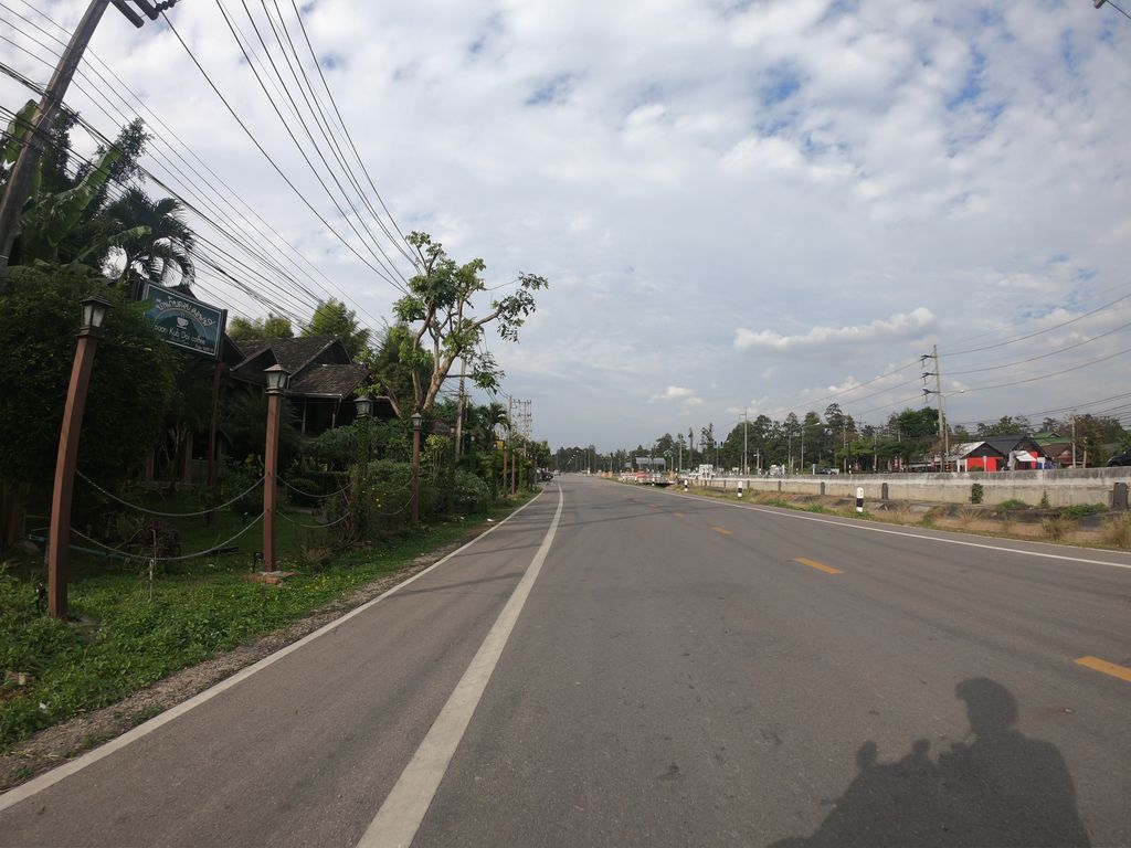 ภาพถนนตรงที่ Guitar Cafe ตั้งอยู่ ถ่ายโดย chanuwath_grab พ.ศ. 2562 (2019) · A street-level view of where Guitar Cafe stands, by chanuwath_grab in 2562 (2019)