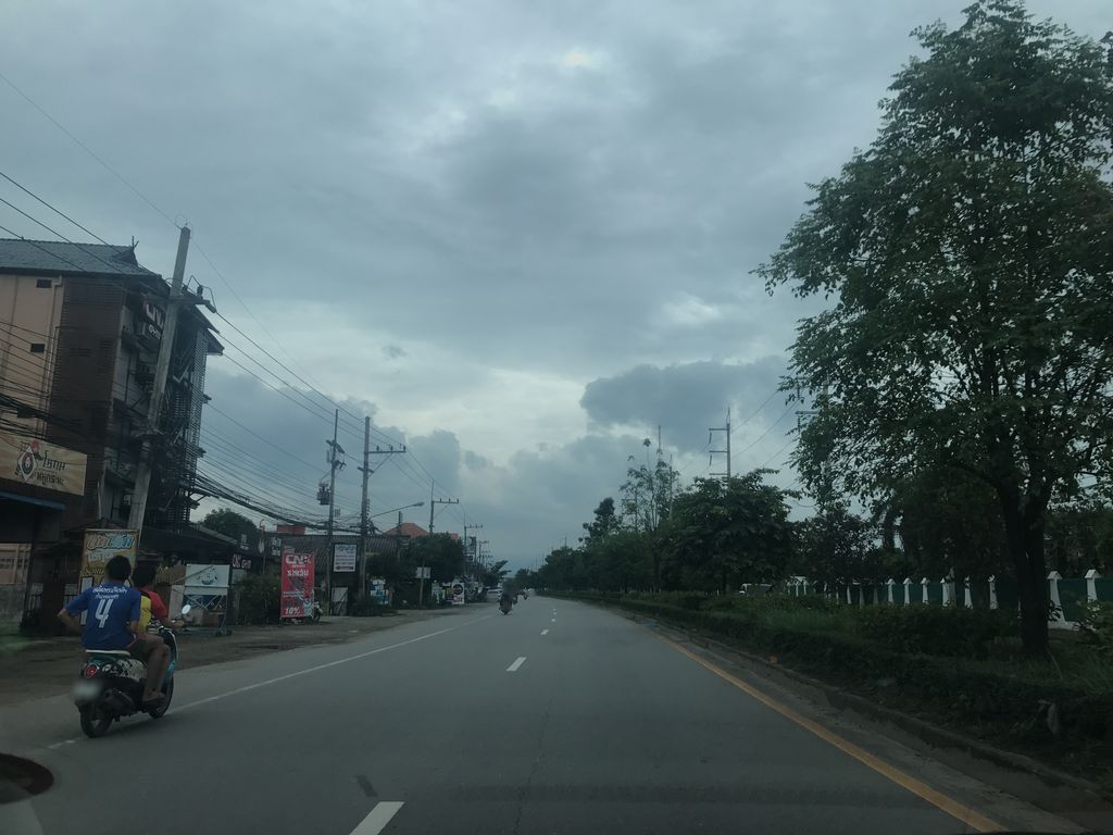 ภาพถนนตรงที่ ละมุน ชาหอม ตั้งอยู่ ถ่ายโดย prasert พ.ศ. 2561 (2018) · A street-level view of where ละมุน ชาหอม · Lamun Chahom stands, by prasert in 2561 (2018)