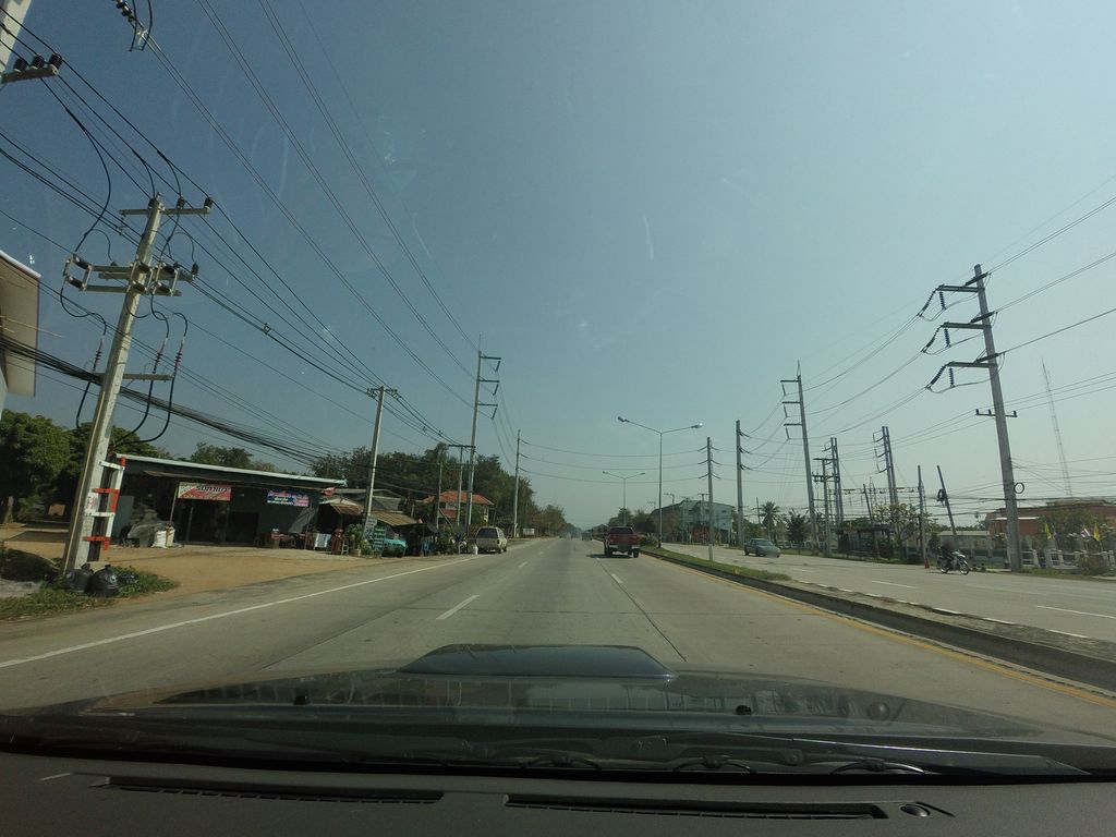 ภาพถนนตรงที่ ไทย ไท ทัย วัวย่าง ตั้งอยู่ ถ่ายโดย mishari พ.ศ. 2559 (2016) · A street-level view of where ไทย ไท ทัย วัวย่าง · Thai Thai Thai Wuayang stands, by mishari in 2559 (2016)