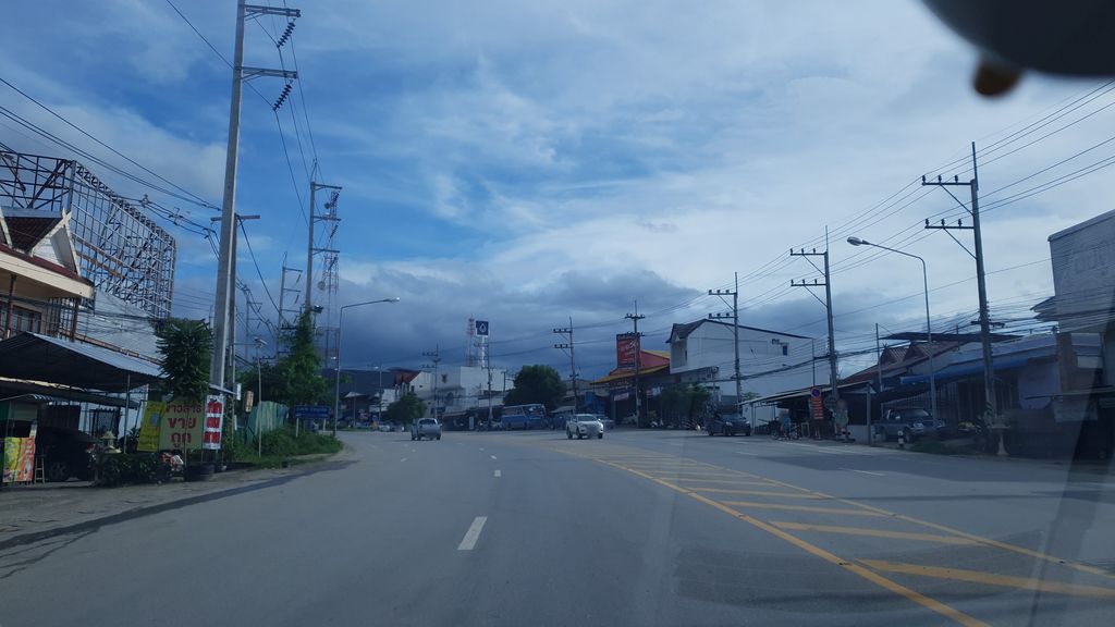 ภาพถนนตรงที่ สุวิทย์ยานยนต์ ตั้งอยู่ ถ่ายโดย silamanee พ.ศ. 2561 (2018) · A street-level view of where สุวิทย์ยานยนต์ · Suwit Yanyon stands, by silamanee in 2561 (2018)