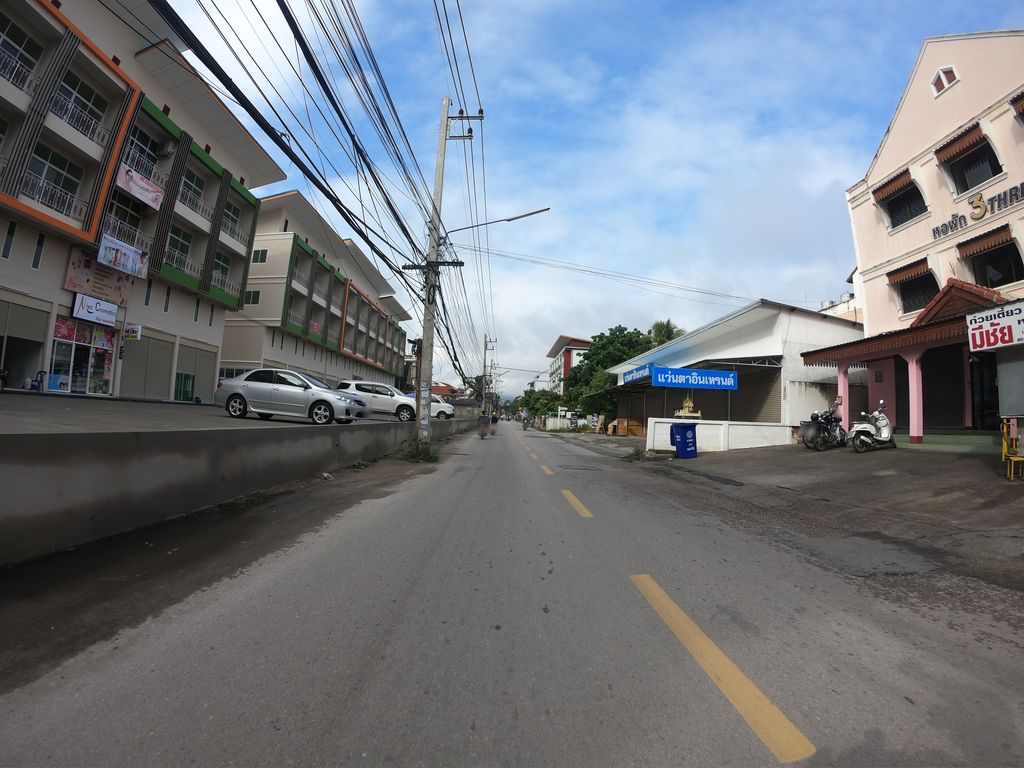 ภาพถนนตรงที่ The freshy clinic ตั้งอยู่ ถ่ายโดย chanuwath_grab พ.ศ. 2562 (2019) · A street-level view of where The freshy clinic stands, by chanuwath_grab in 2562 (2019)