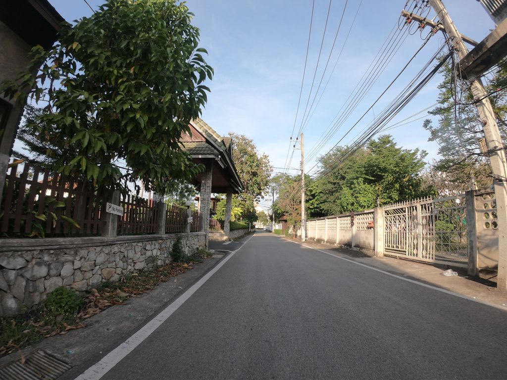 ภาพถนนตรงที่ Tasana Garden บ้านพักตากอากาศ ที่พักเชียงใหม่ 081-441-6644 ตั้งอยู่ ถ่ายโดย chanuwath_grab พ.ศ. 2562 (2019) · A street-level view of where Tasana Garden บ้านพักตากอากาศ ที่พักเชียงใหม่ 081-441-6644 stands, by chanuwath_grab in 2562 (2019)