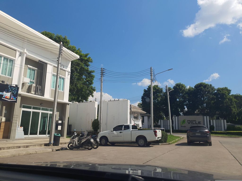 ภาพถนนตรงที่ พฤกษาวิลล์ ตั้งอยู่ ถ่ายโดย jrcarlsen พ.ศ. 2566 (2023) · A street-level view of where พฤกษาวิลล์ · Pharuekasaola stands, by jrcarlsen in 2566 (2023)
