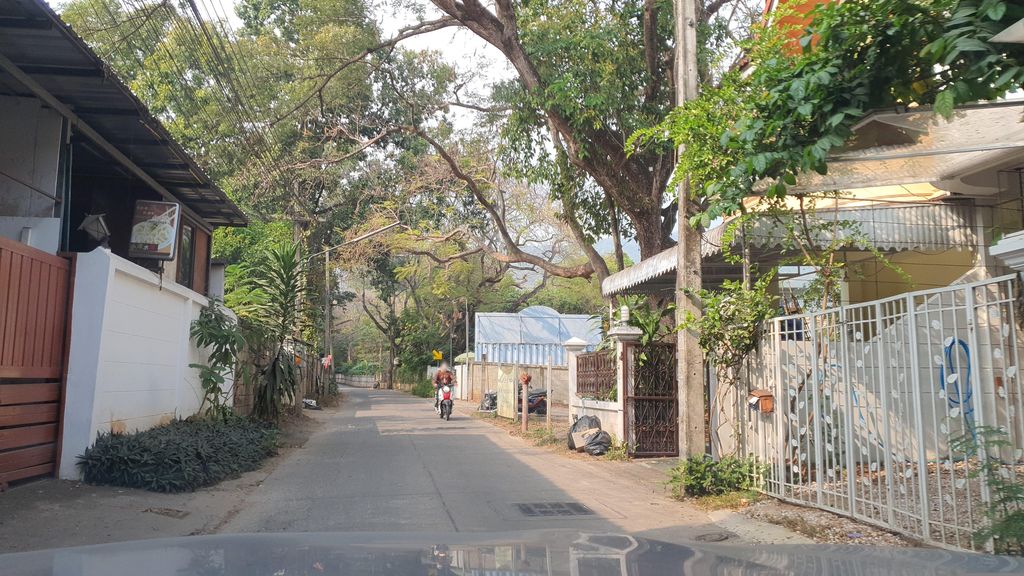 ภาพถนนตรงที่ Bo Hanuman Tattoo Cave ตั้งอยู่ ถ่ายโดย jrcarlsen พ.ศ. 2566 (2023) · A street-level view of where Bo Hanuman Tattoo Cave stands, by jrcarlsen in 2566 (2023)