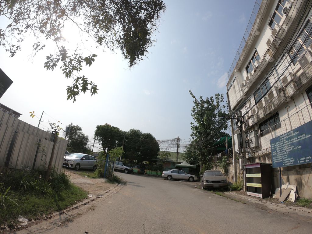 ภาพถนนตรงที่ เอ็ม.ซี. คาร์วอช ตั้งอยู่ ถ่ายโดย chanuwath_grab พ.ศ. 2562 (2019) · A street-level view of where เอ็ม.ซี. คาร์วอช · Em.C. Car Wash stands, by chanuwath_grab in 2562 (2019)