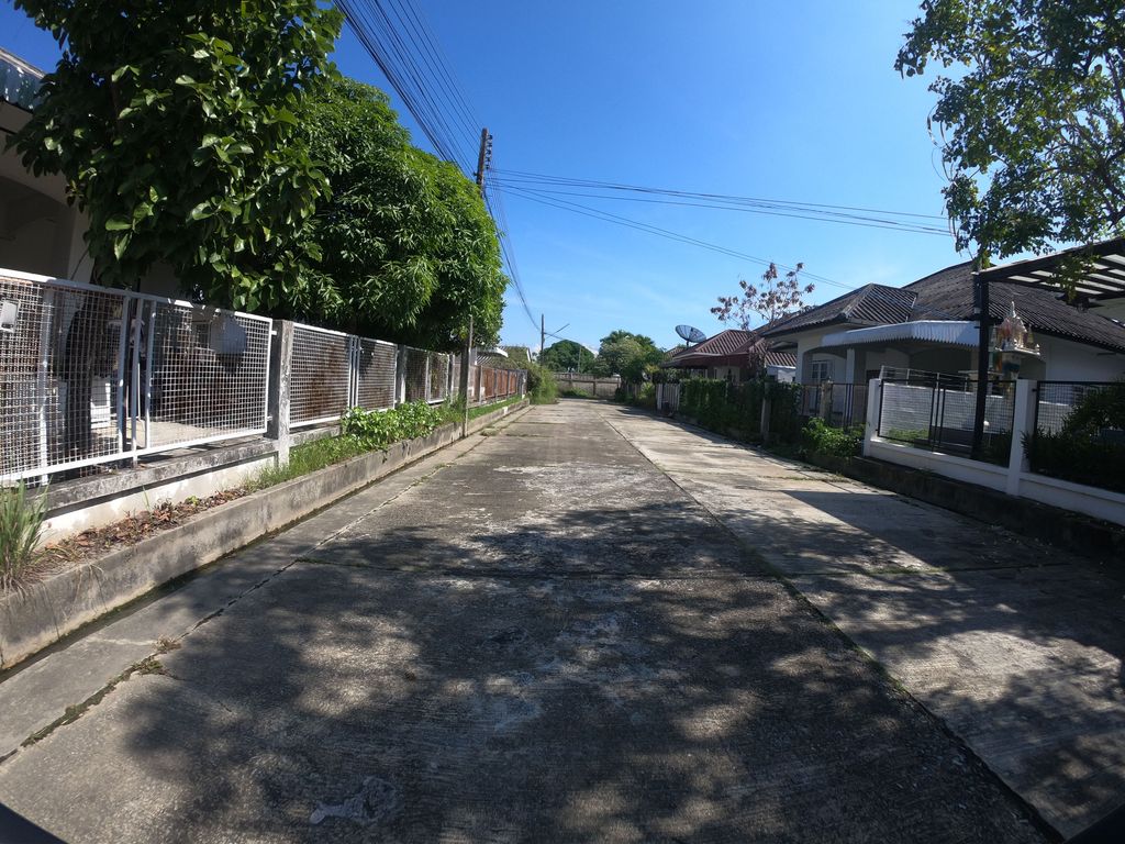 ภาพถนนตรงที่ ร้านยา Pouchao Plus ตั้งอยู่ ถ่ายโดย chanuwath_grab พ.ศ. 2562 (2019) · A street-level view of where ร้านยา Pouchao Plus stands, by chanuwath_grab in 2562 (2019)