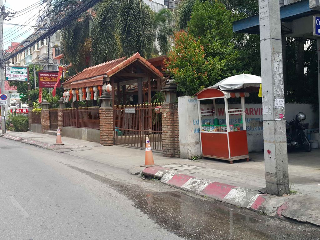 ภาพถนนตรงที่ Super Money Chiangmai ตั้งอยู่ ถ่ายโดย jrcarlsen พ.ศ. 2558 (2015) · A street-level view of where Super Money Chiangmai stands, by jrcarlsen in 2558 (2015)