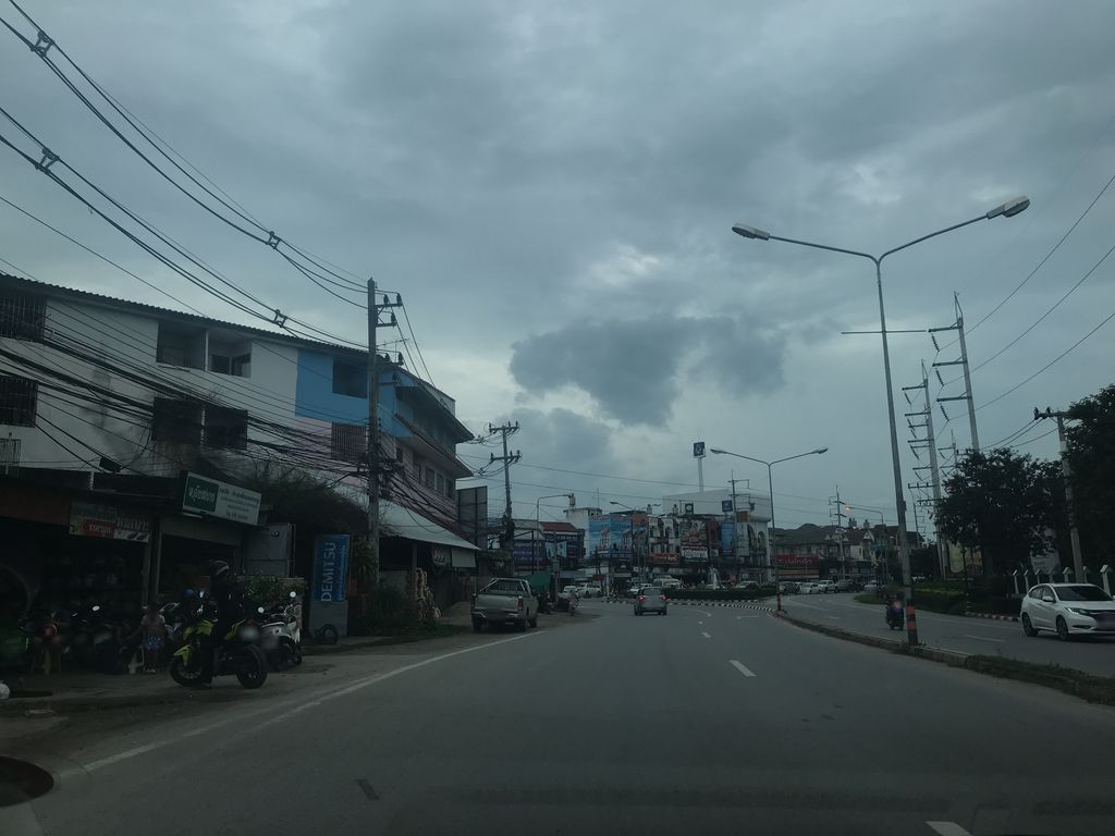 ภาพถนนตรงที่ ร้าน ป้ายสวัสดี ตั้งอยู่ ถ่ายโดย prasert พ.ศ. 2561 (2018) · A street-level view of where ร้าน ป้ายสวัสดี · Ran Paisawatdi stands, by prasert in 2561 (2018)