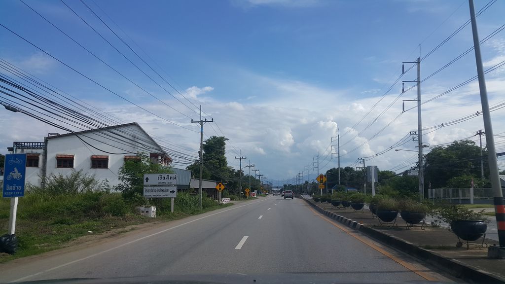 ภาพถนนตรงที่ ตลาดหมู เอ็ม เค สาขาแม่แตง ตั้งอยู่ ถ่ายโดย jrcarlsen พ.ศ. 2560 (2017) · A street-level view of where ตลาดหมู เอ็ม เค สาขาแม่แตง · Mu Em Khe Sakha Mae Taeng Market stands, by jrcarlsen in 2560 (2017)