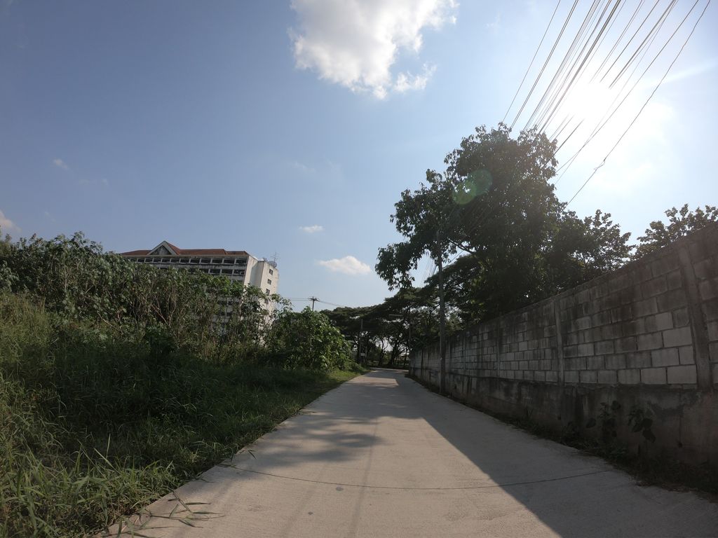 ภาพถนนตรงที่ สนามฟุตบอลหญ้าเทียม ตั้งอยู่ ถ่ายโดย chanuwath_grab พ.ศ. 2562 (2019) · A street-level view of where สนามฟุตบอลหญ้าเทียม · Sanamfutbon Yathiam stands, by chanuwath_grab in 2562 (2019)