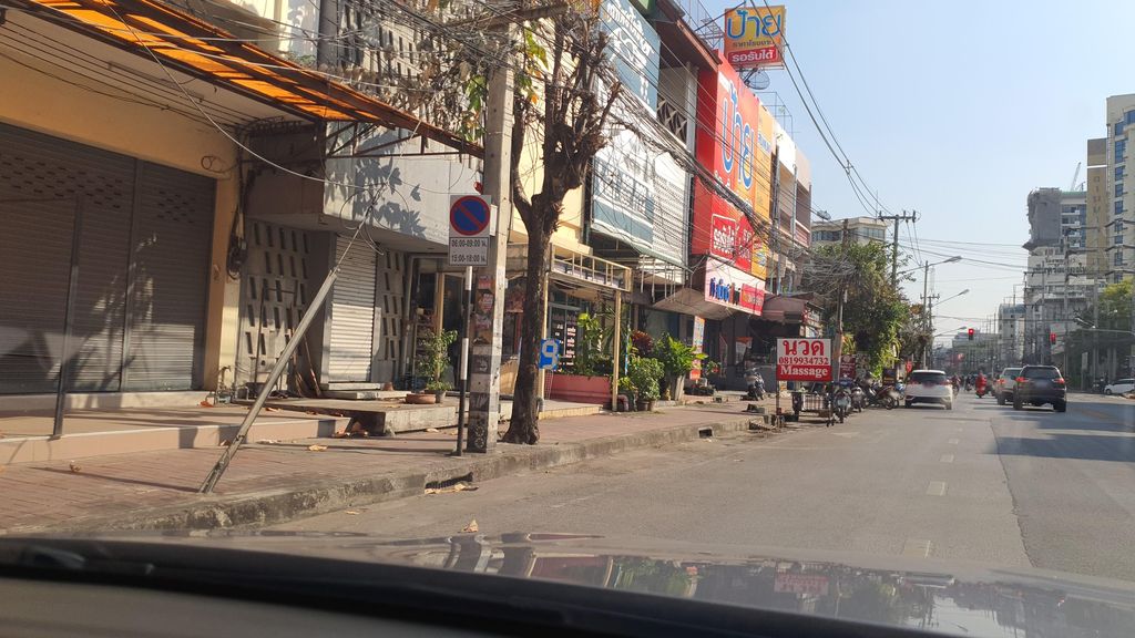 ภาพถนนตรงที่ London English School Chiangmai ตั้งอยู่ ถ่ายโดย jrcarlsen พ.ศ. 2565 (2022) · A street-level view of where London English School Chiangmai stands, by jrcarlsen in 2565 (2022)