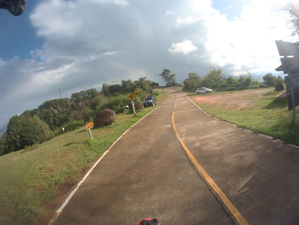 ภาพถนนตรงที่ Pai Fog Camp ตั้งอยู่ ถ่ายโดย julcnx พ.ศ. 2566 (2023) · A street-level view of where Pai Fog Camp stands, by julcnx in 2566 (2023)