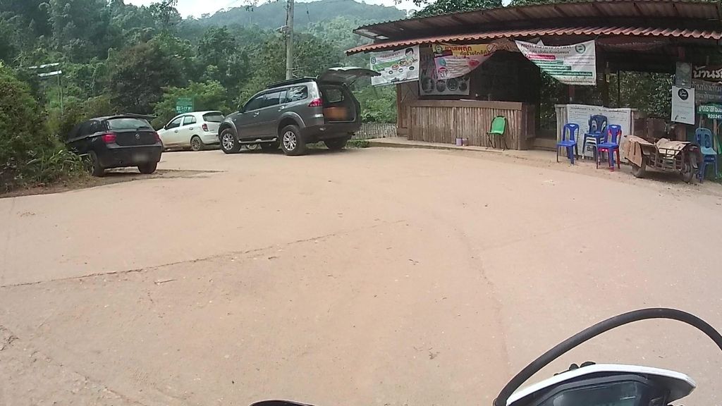 ภาพถนนตรงที่ Tree House Hideaway ตั้งอยู่ ถ่ายโดย julcnx พ.ศ. 2565 (2022) · A street-level view of where Tree House Hideaway stands, by julcnx in 2565 (2022)