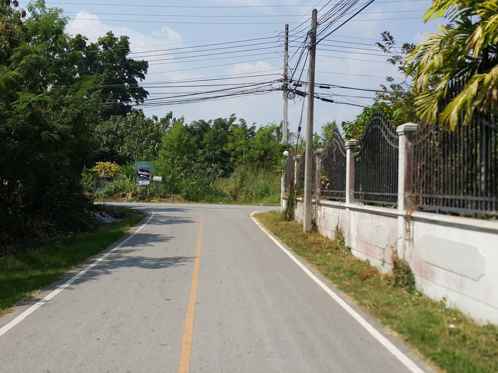 ภาพถนนตรงที่ PM MuayThai Gym ตั้งอยู่ ถ่ายโดย jrcarlsen พ.ศ. 2558 (2015) · A street-level view of where PM MuayThai Gym stands, by jrcarlsen in 2558 (2015)
