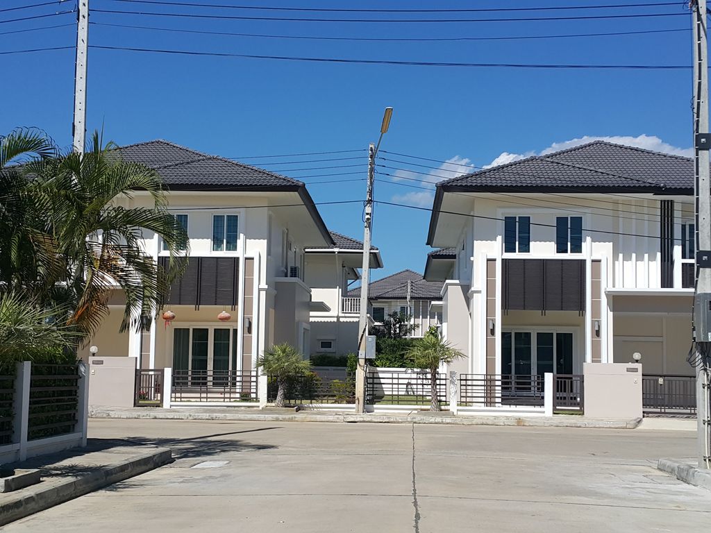 ภาพถนนตรงที่ Thai Massage & Folk Healing Training Center ตั้งอยู่ ถ่ายโดย jrcarlsen พ.ศ. 2558 (2015) · A street-level view of where Thai Massage & Folk Healing Training Center stands, by jrcarlsen in 2558 (2015)