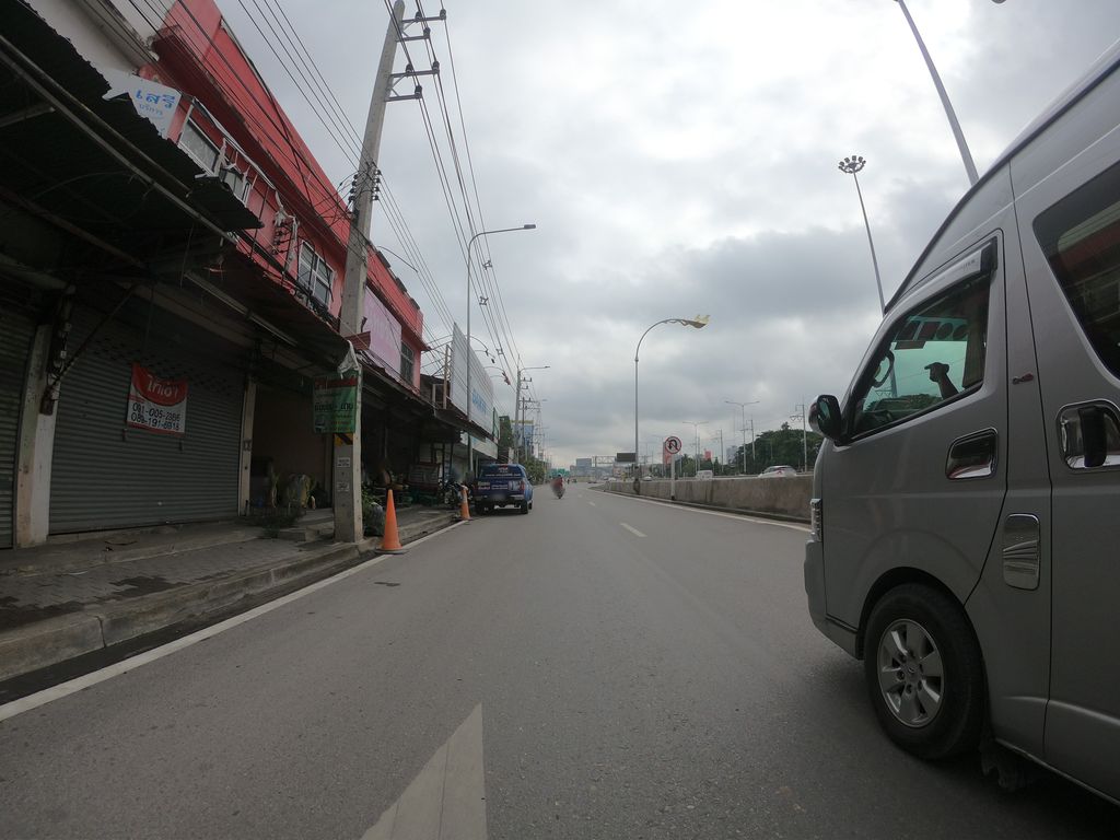 ภาพถนนตรงที่ ทักษิณ แอร์เซ็นเตอร์ ตั้งอยู่ ถ่ายโดย chanuwath_grab พ.ศ. 2562 (2019) · A street-level view of where ทักษิณ แอร์เซ็นเตอร์ · Thaksin Air Center stands, by chanuwath_grab in 2562 (2019)