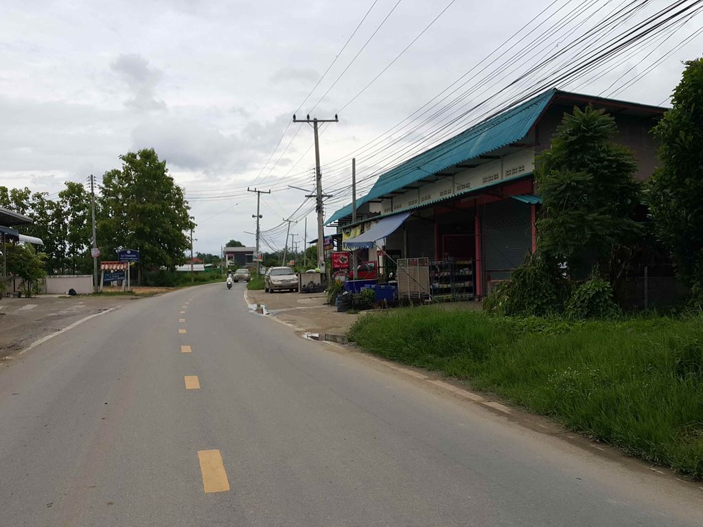 ภาพถนนตรงที่ ทิพย์เนี้ยะ คาราโอเกะ ตั้งอยู่ ถ่ายโดย jrcarlsen พ.ศ. 2558 (2015) · A street-level view of where ทิพย์เนี้ยะ คาราโอเกะ · Thipnia Kharaoke stands, by jrcarlsen in 2558 (2015)