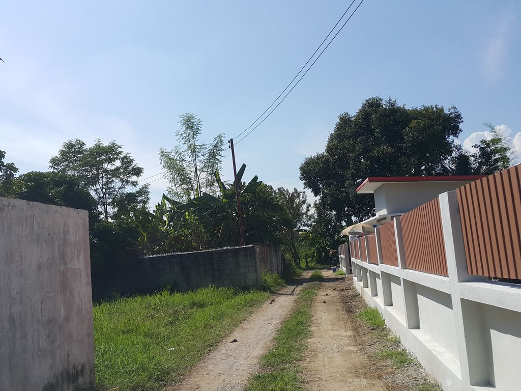 ภาพถนนตรงที่ บ้านสวนเมล่อน สันกลาง ตั้งอยู่ ถ่ายโดย jrcarlsen พ.ศ. 2558 (2015) · A street-level view of where บ้านสวนเมล่อน สันกลาง · Ban Suan Menon San Klang stands, by jrcarlsen in 2558 (2015)