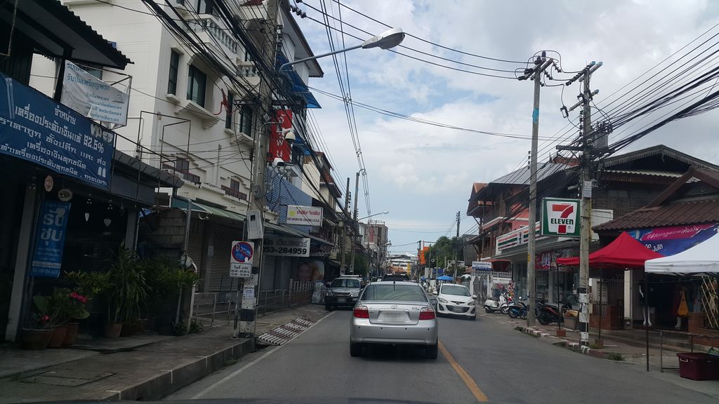 ภาพถนนตรงที่ Thongyonsilver ตั้งอยู่ ถ่ายโดย jrcarlsen พ.ศ. 2560 (2017) · A street-level view of where Thongyonsilver stands, by jrcarlsen in 2560 (2017)