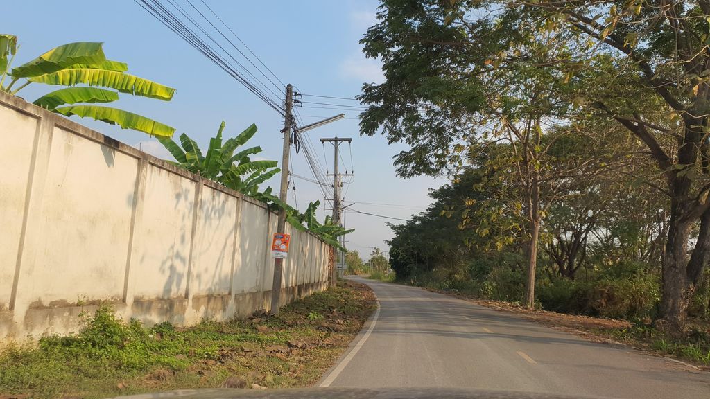 ภาพถนนตรงที่ SW Concrete ตั้งอยู่ ถ่ายโดย jrcarlsen พ.ศ. 2565 (2022) · A street-level view of where SW Concrete stands, by jrcarlsen in 2565 (2022)