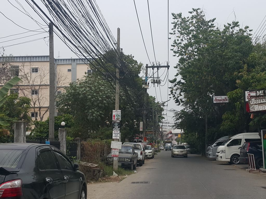 ภาพถนนตรงที่ Wh'ite Guest House Chiang Mai ตั้งอยู่ ถ่ายโดย jrcarlsen พ.ศ. 2559 (2016) · A street-level view of where Wh'ite Guest House Chiang Mai stands, by jrcarlsen in 2559 (2016)