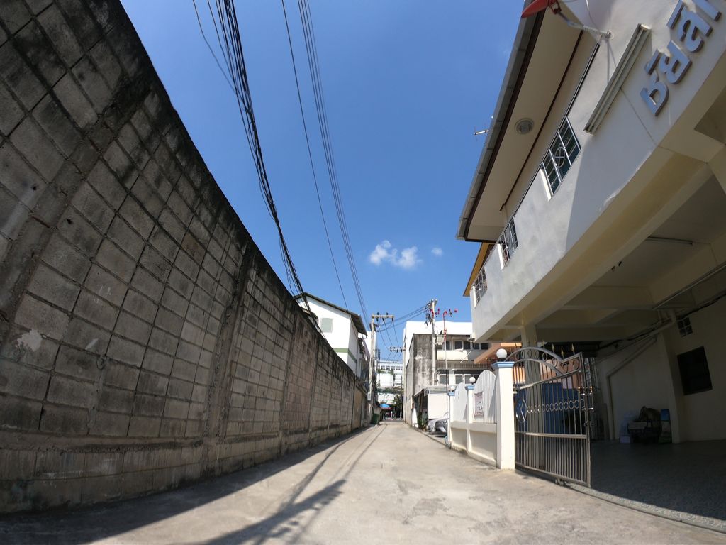 ภาพถนนตรงที่ โมทนา เพลส ตั้งอยู่ ถ่ายโดย chanuwath_grab พ.ศ. 2562 (2019) · A street-level view of where โมทนา เพลส · Motna Place stands, by chanuwath_grab in 2562 (2019)
