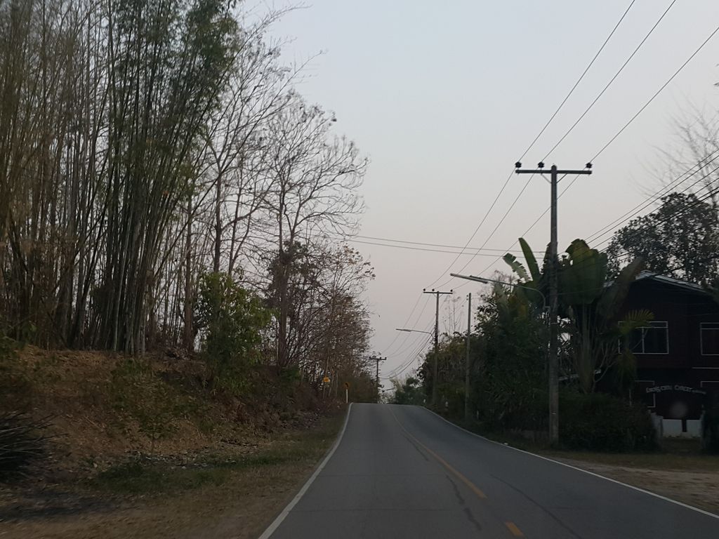 ภาพถนนตรงที่ วัดหนองบัวหลวง ตั้งอยู่ ถ่ายโดย jrcarlsen พ.ศ. 2559 (2016) · A street-level view of where วัดหนองบัวหลวง · Wat Nong Bualuang stands, by jrcarlsen in 2559 (2016)