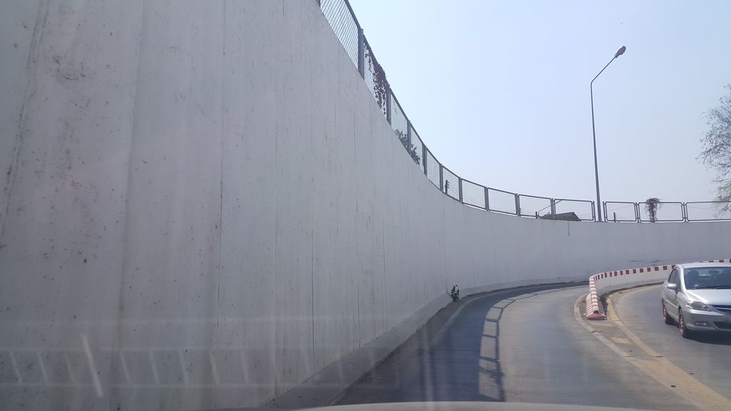 ภาพถนนตรงที่ แซ่บปากเว่อ ตั้งอยู่ ถ่ายโดย jrcarlsen พ.ศ. 2562 (2019) · A street-level view of where แซ่บปากเว่อ · Saeppakwoe stands, by jrcarlsen in 2562 (2019)