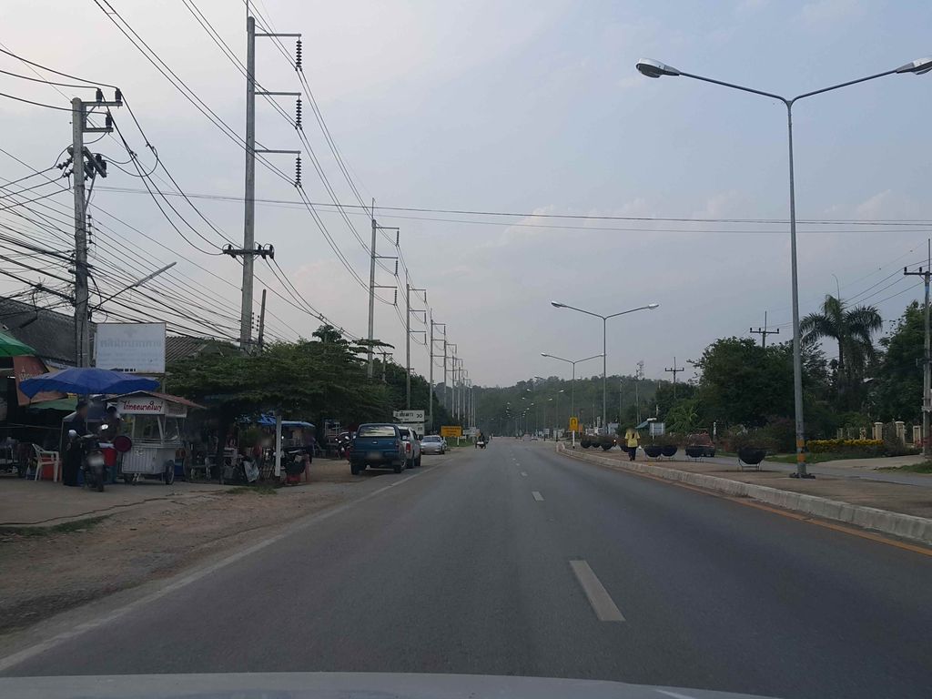ภาพถนนตรงที่ แม่แตงเสรียนต์ ตั้งอยู่ ถ่ายโดย jrcarlsen พ.ศ. 2558 (2015) · A street-level view of where แม่แตงเสรียนต์ · Mae Taeng Sian stands, by jrcarlsen in 2558 (2015)