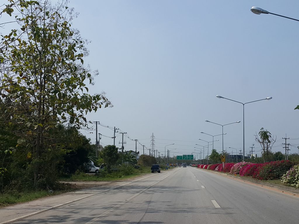 ภาพถนนตรงที่ เกียรติวัสดุภัณฑ์ ตั้งอยู่ ถ่ายโดย jrcarlsen พ.ศ. 2559 (2016) · A street-level view of where เกียรติวัสดุภัณฑ์ · Kianti Watduphan stands, by jrcarlsen in 2559 (2016)