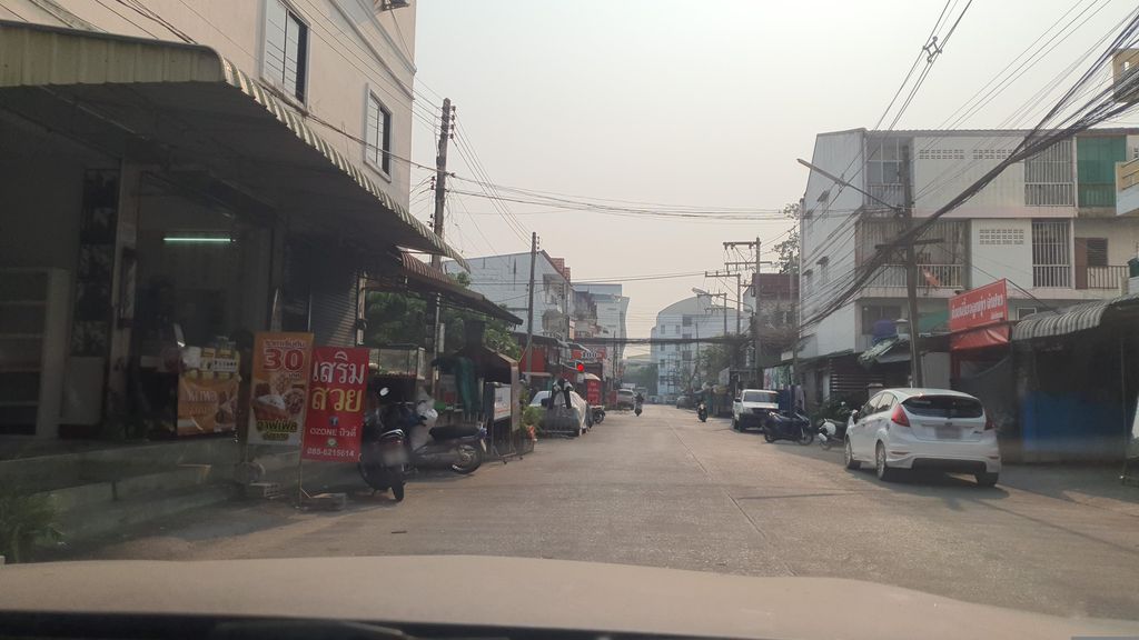 ภาพถนนตรงที่ Genius PANDA - สันติธรรมพลาซ่า ตั้งอยู่ ถ่ายโดย jrcarlsen พ.ศ. 2566 (2023) · A street-level view of where Genius PANDA - สันติธรรมพลาซ่า stands, by jrcarlsen in 2566 (2023)
