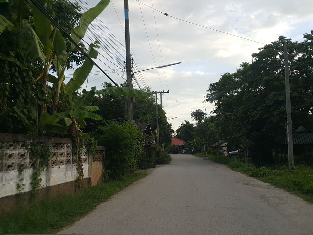 ภาพถนนตรงที่ ธีระวัฒน์ แคบหมู ตั้งอยู่ ถ่ายโดย jrcarlsen พ.ศ. 2558 (2015) · A street-level view of where ธีระวัฒน์ แคบหมู · Thirawat Khaepmu stands, by jrcarlsen in 2558 (2015)