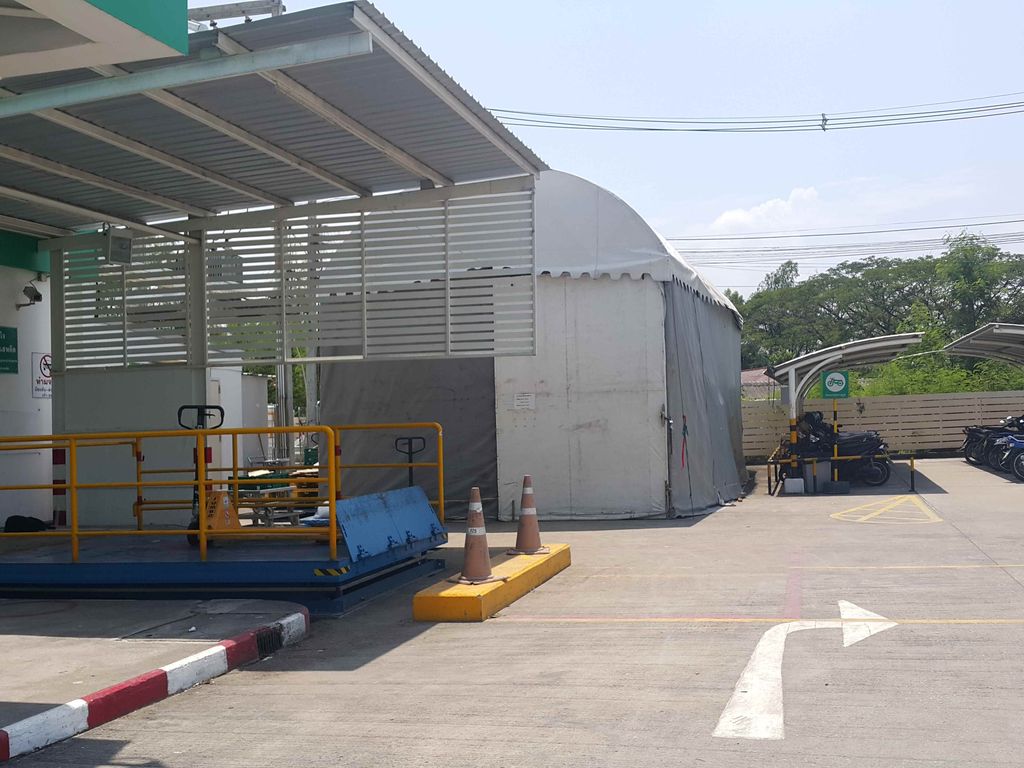ภาพถนนตรงที่ ลีโฟนสาขาสันทราย ตั้งอยู่ ถ่ายโดย jrcarlsen พ.ศ. 2558 (2015) · A street-level view of where ลีโฟนสาขาสันทราย · Lifon Sakha San Sai stands, by jrcarlsen in 2558 (2015)