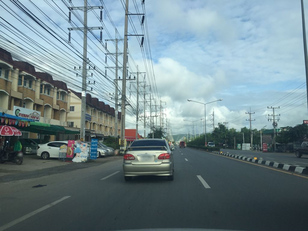 ภาพถนนตรงที่ มะมาสมุนไพร ตั้งอยู่ ถ่ายโดย kyoko พ.ศ. 2561 (2018) · A street-level view of where มะมาสมุนไพร · Mamatmunphrai stands, by kyoko in 2561 (2018)
