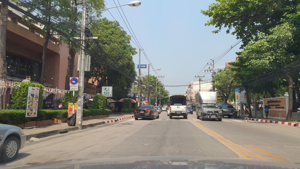 ภาพถนนตรงที่ Paté Chiang Mai ตั้งอยู่ ถ่ายโดย jrcarlsen พ.ศ. 2565 (2022) · A street-level view of where Paté Chiang Mai stands, by jrcarlsen in 2565 (2022)