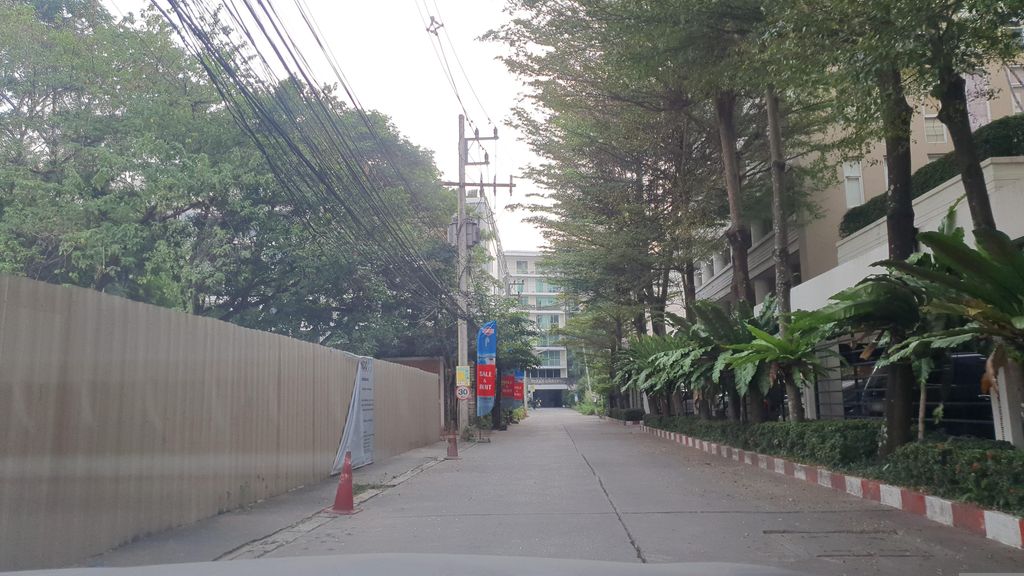 ภาพถนนตรงที่ C9 Spa ตั้งอยู่ ถ่ายโดย jrcarlsen พ.ศ. 2566 (2023) · A street-level view of where C9 Spa stands, by jrcarlsen in 2566 (2023)