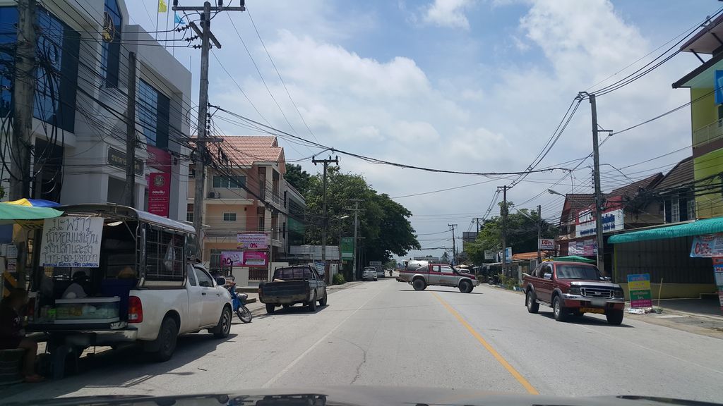 ภาพถนนตรงที่ ล้านยำ ตั้งอยู่ ถ่ายโดย jrcarlsen พ.ศ. 2559 (2016) · A street-level view of where ล้านยำ · Lanyam stands, by jrcarlsen in 2559 (2016)