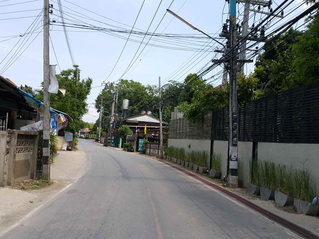 ภาพถนนตรงที่ The River Rehab ตั้งอยู่ ถ่ายโดย jrcarlsen พ.ศ. 2558 (2015) · A street-level view of where The River Rehab stands, by jrcarlsen in 2558 (2015)