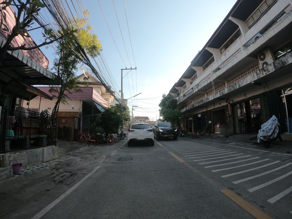 ภาพถนนตรงที่ ร้านอามีนอาหารมุสลิมเชียงใหม่ ตั้งอยู่ ถ่ายโดย chanuwath_grab พ.ศ. 2562 (2019) · A street-level view of where ร้านอามีนอาหารมุสลิมเชียงใหม่ · Ran A Min Ahanmutlim Chiang Mai stands, by chanuwath_grab in 2562 (2019)