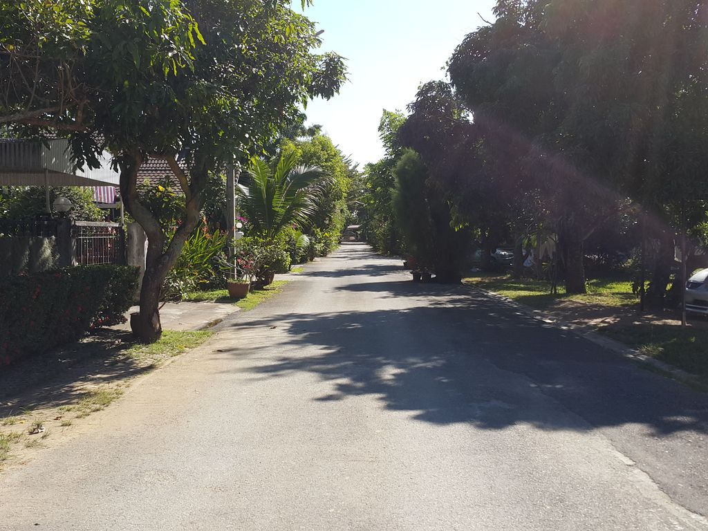 ภาพถนนตรงที่ พริ้ว คาเฟ่ ตั้งอยู่ ถ่ายโดย jrcarlsen พ.ศ. 2557 (2014) · A street-level view of where พริ้ว คาเฟ่ · Phrio Café stands, by jrcarlsen in 2557 (2014)