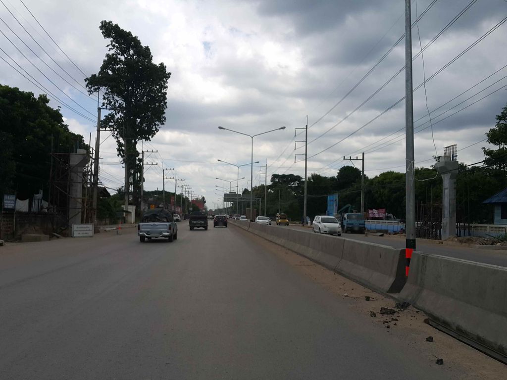 ภาพถนนตรงที่ ร้านขายของทองพรหม ตั้งอยู่ ถ่ายโดย jrcarlsen พ.ศ. 2558 (2015) · A street-level view of where ร้านขายของทองพรหม · Ran Khai Khong Thong Pharama stands, by jrcarlsen in 2558 (2015)