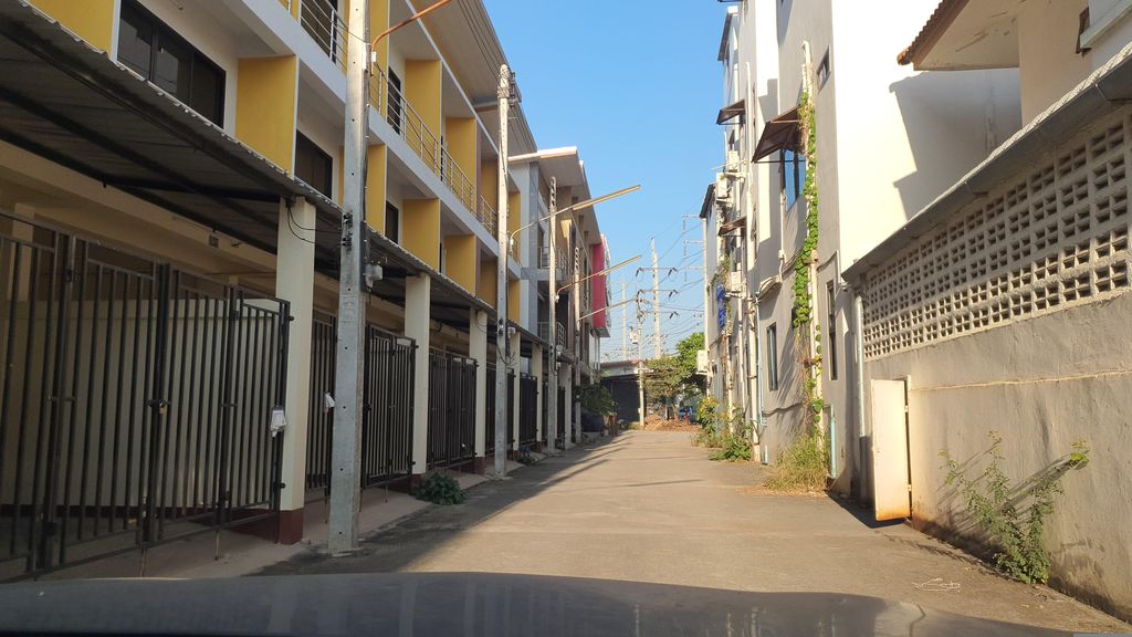 ภาพถนนตรงที่ โรงกลึงอนันต์บริการ ตั้งอยู่ ถ่ายโดย jrcarlsen พ.ศ. 2566 (2023) · A street-level view of where โรงกลึงอนันต์บริการ · Rongklueng Anan Brikan stands, by jrcarlsen in 2566 (2023)