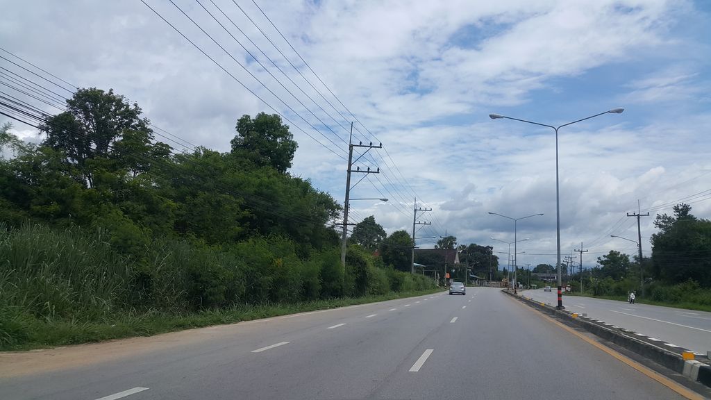 ภาพถนนตรงที่ อ้อย ซัก อบ รีด ตั้งอยู่ ถ่ายโดย jrcarlsen พ.ศ. 2560 (2017) · A street-level view of where อ้อย ซัก อบ รีด · Oi Sak Op Rit stands, by jrcarlsen in 2560 (2017)