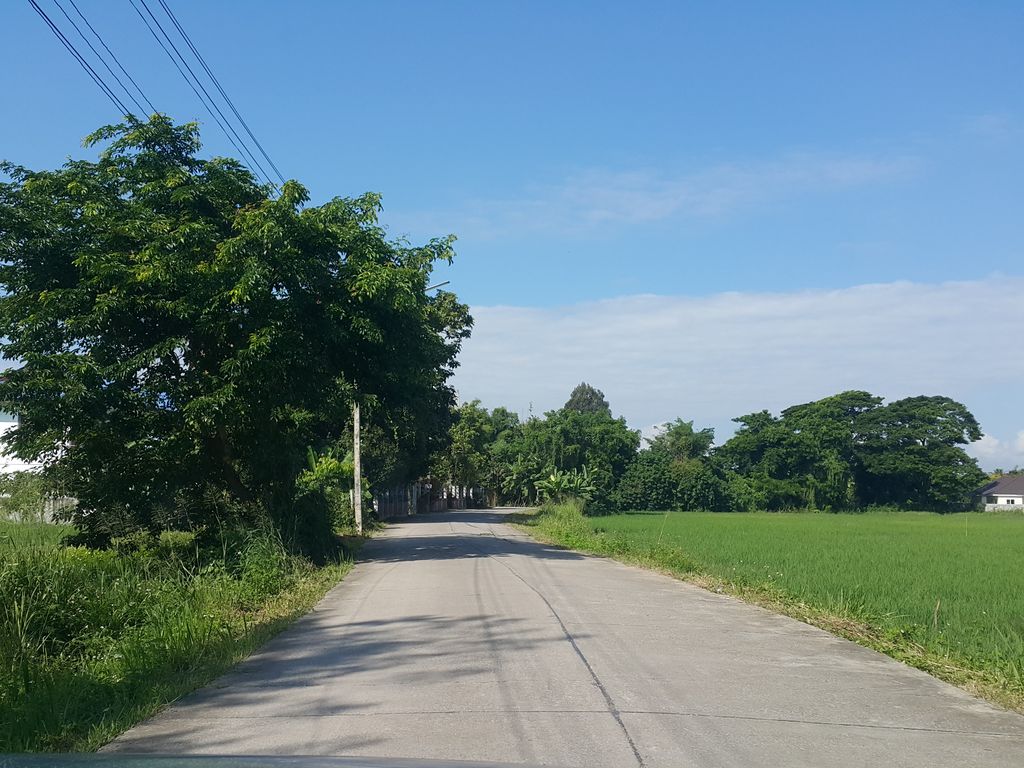 ภาพถนนตรงที่ Hide villa Chiangmai ตั้งอยู่ ถ่ายโดย jrcarlsen พ.ศ. 2558 (2015) · A street-level view of where Hide villa Chiangmai stands, by jrcarlsen in 2558 (2015)
