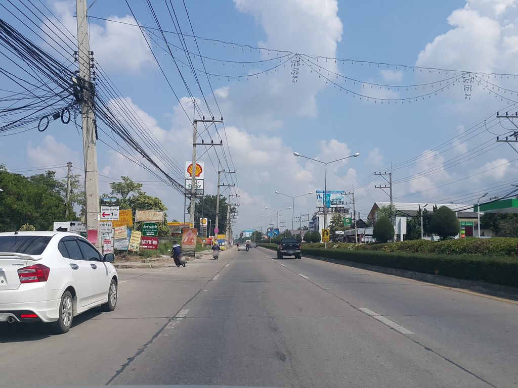 ภาพถนนตรงที่ คลินิกหมอชานน ตั้งอยู่ ถ่ายโดย jrcarlsen พ.ศ. 2558 (2015) · A street-level view of where คลินิกหมอชานน · Mo Cha Non Clinic stands, by jrcarlsen in 2558 (2015)