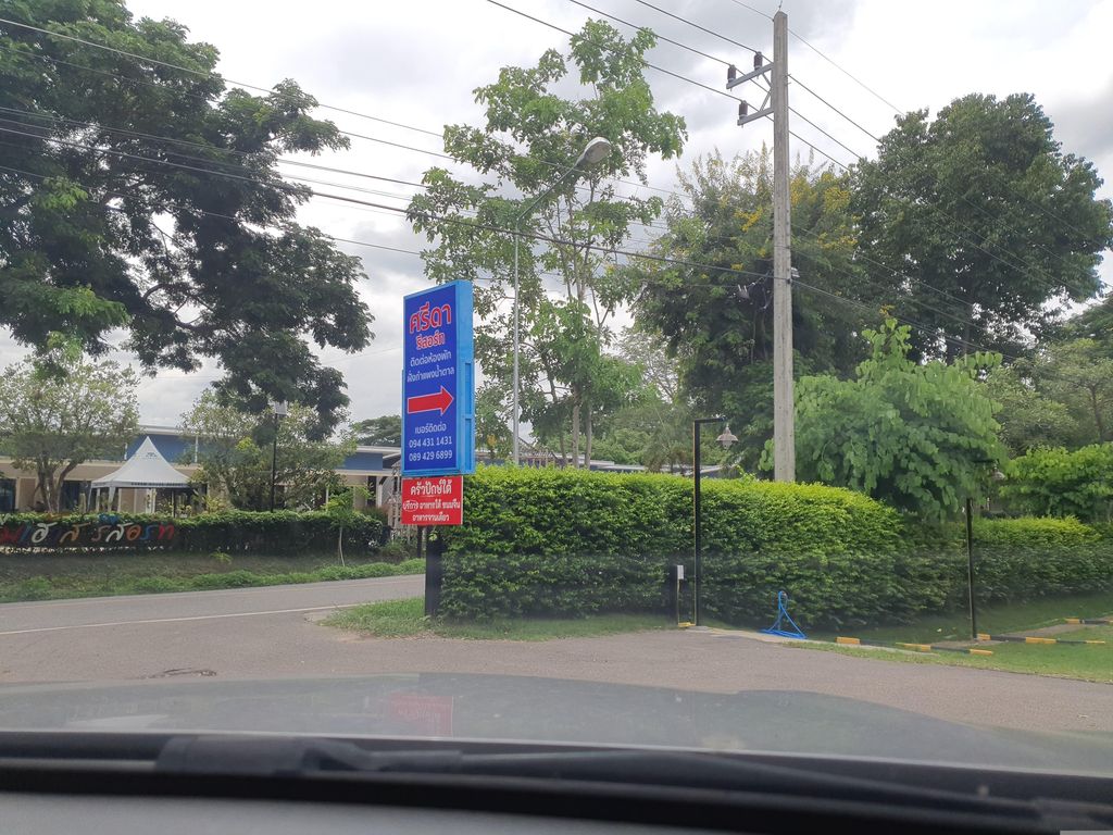 ภาพถนนตรงที่ Srida Resort Lanna ตั้งอยู่ ถ่ายโดย jrcarlsen พ.ศ. 2566 (2023) · A street-level view of where Srida Resort Lanna stands, by jrcarlsen in 2566 (2023)