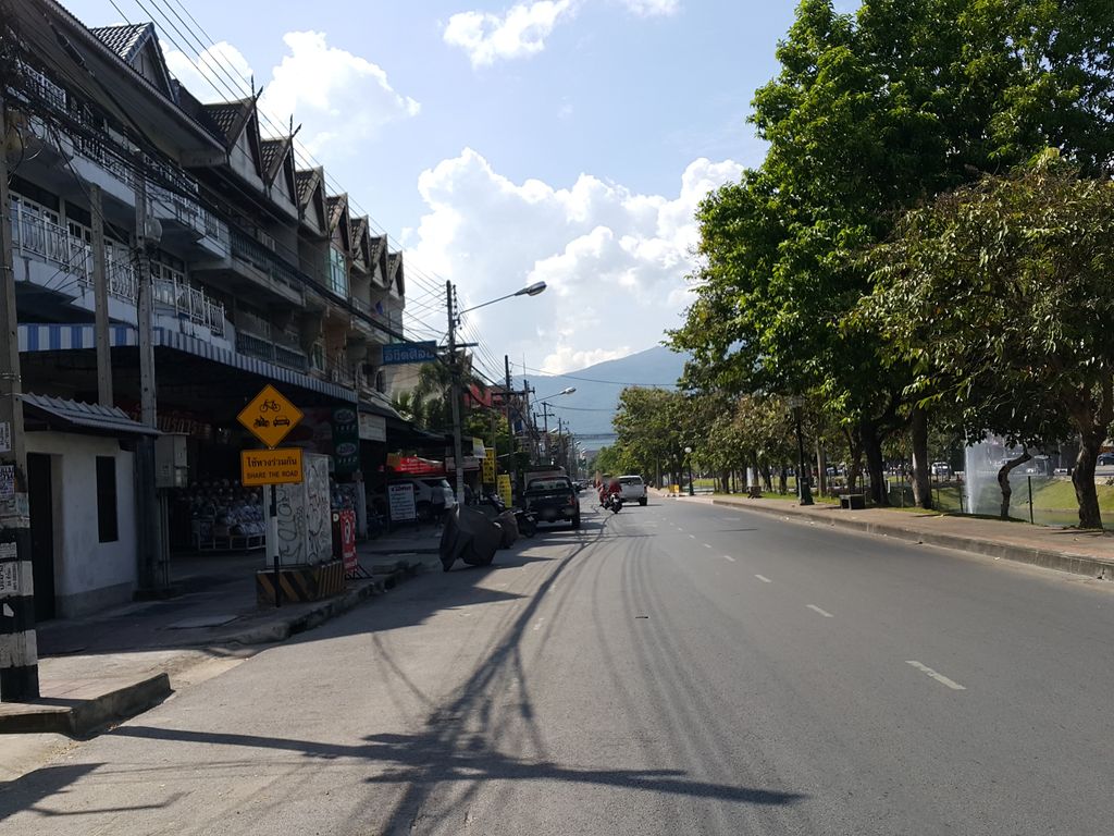 ภาพถนนตรงที่ Nopparat Gems 2 ตั้งอยู่ ถ่ายโดย jrcarlsen พ.ศ. 2558 (2015) · A street-level view of where Nopparat Gems 2 stands, by jrcarlsen in 2558 (2015)