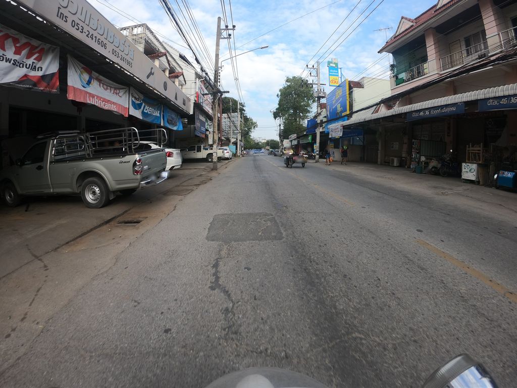 ภาพถนนตรงที่ ร้านบ้วนเฮงเซอร์วิส ตั้งอยู่ ถ่ายโดย chanuwath_grab พ.ศ. 2562 (2019) · A street-level view of where ร้านบ้วนเฮงเซอร์วิส · Ran Buanheng Service stands, by chanuwath_grab in 2562 (2019)