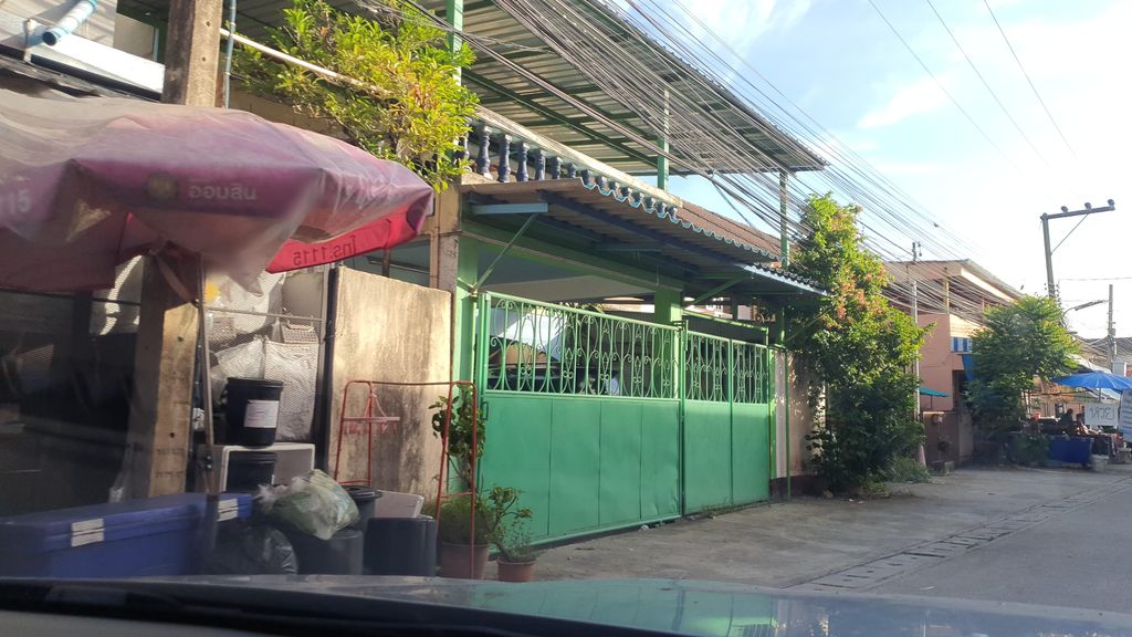 ภาพถนนตรงที่ แซบซู้ดดด ตั้งอยู่ ถ่ายโดย jrcarlsen พ.ศ. 2565 (2022) · A street-level view of where แซบซู้ดดด · Saepsutdot stands, by jrcarlsen in 2565 (2022)
